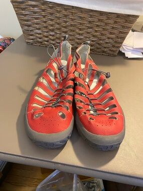 NWOT J-SPORT BY JAMBU SHOES